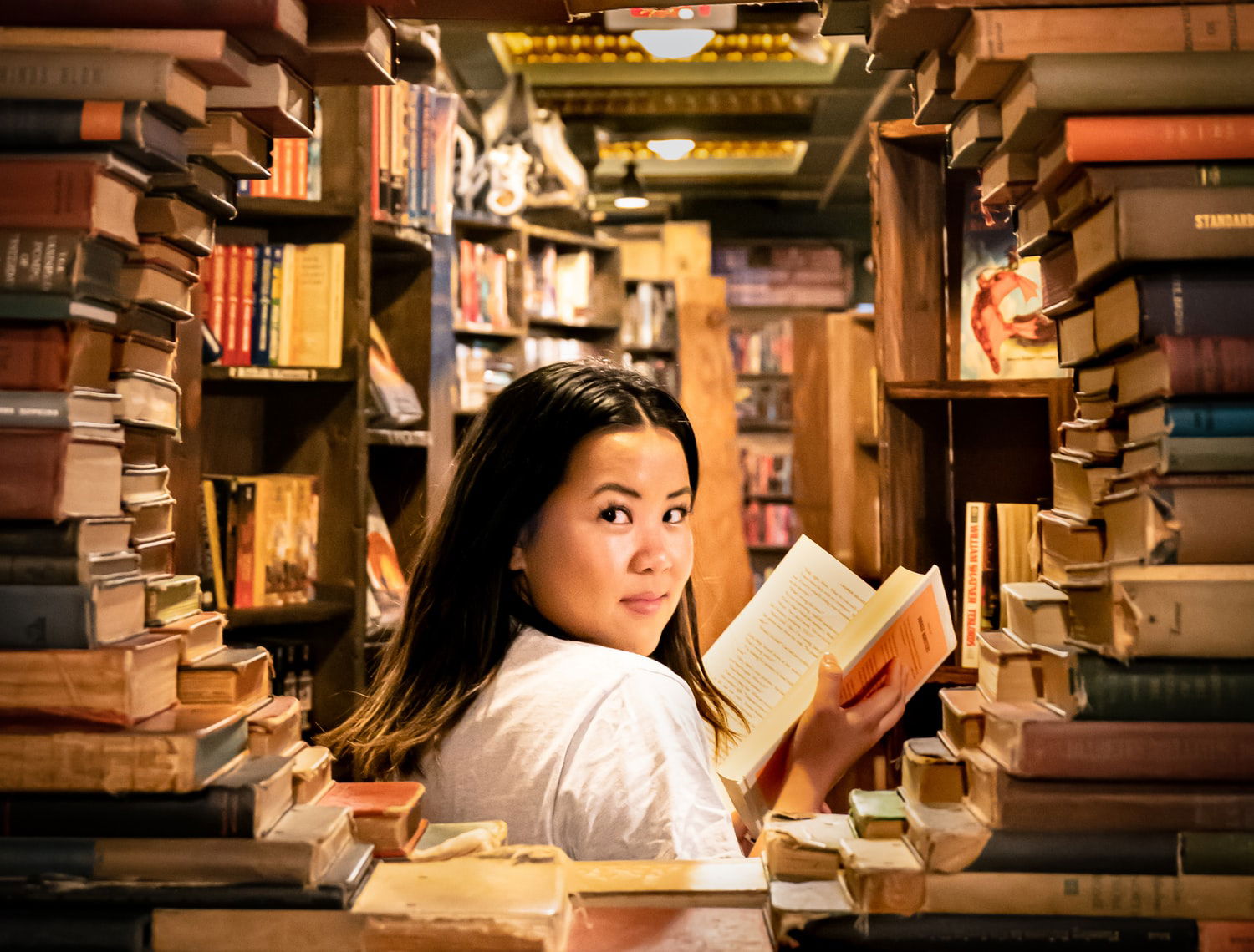 заниматься в библиотеке. читатели в библиотеке. студенты в библиотеке. человек книжная полка.